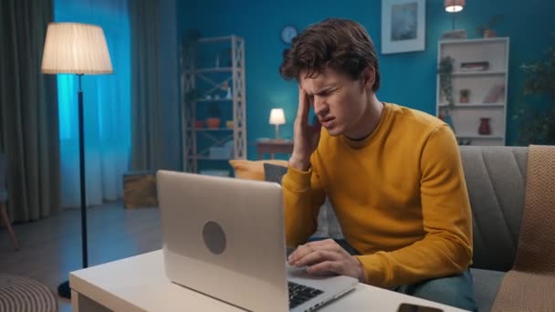 Mężczyzna Cierpi Atak Bólu Głowy Podczas Pracy Laptopie Siedząc Kanapie — Wideo stockowe