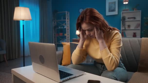 Seorang Wanita Menderita Serangan Sakit Kepala Saat Bekerja Pada Laptop — Stok Video
