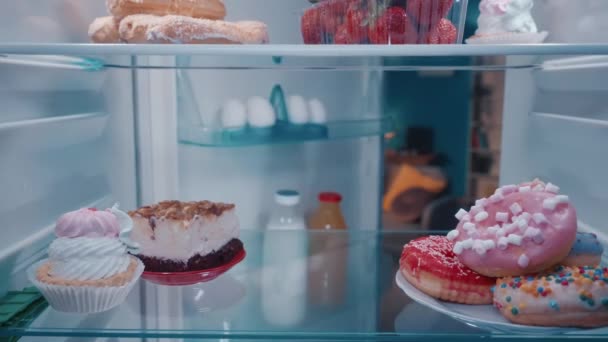 Нездоровая Пища Полках Холодильника Торт Пончики Эклеры Дверь Холодильника Открывается — стоковое видео