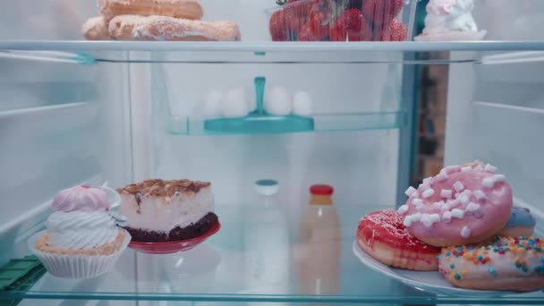Hűtőszekrény Polcok Egészségtelen Ételekkel Belülről Nézve Hűtő Ajtaja Kinyílik Kanapén — Stock videók