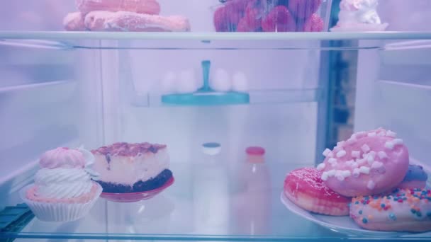 Hűtőszekrény Polcok Egészségtelen Ételekkel Belülről Nézve Kinyílik Hűtő Ajtaja Kanapén — Stock videók