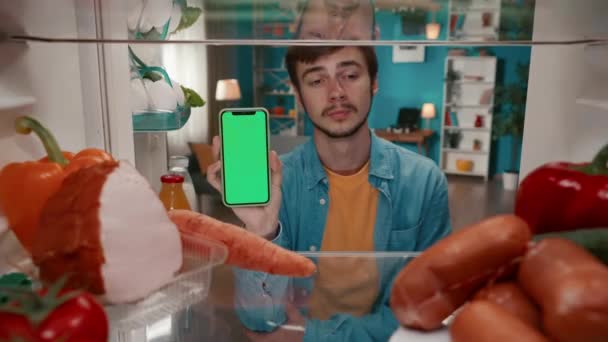 Мужчина Показывает Смартфон Зеленым Экраном Кивает Головой Позитивном Ключе Мужчина — стоковое видео