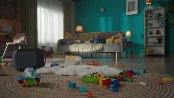Sakin Rahat Modern Mobilyaları Olan Bir Oturma Odası Küçük Çocuk — Stok video