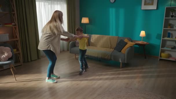 Junge Erwachsene Mutter Und Ihr Süßer Kleiner Sohn Tanzen Wohnzimmer — Stockvideo