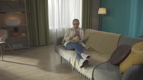 Wanita Dewasa Dengan Damai Duduk Sofa Dan Menonton Sesuatu Smartphone — Stok Video