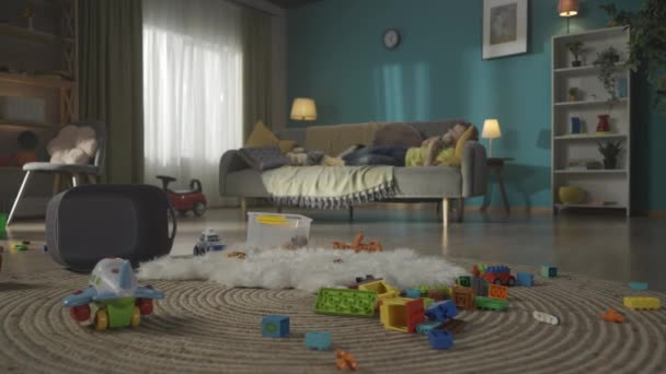 현대적인 가구와 조용한 아늑한 아이는 베어와 소파에서 자고있다 바닥에 흩어져 — 비디오