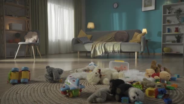 Szene Des Gemütlichen Familienwohnzimmers Mit Modernen Möbeln Viele Bunte Kinderspielzeuge — Stockvideo