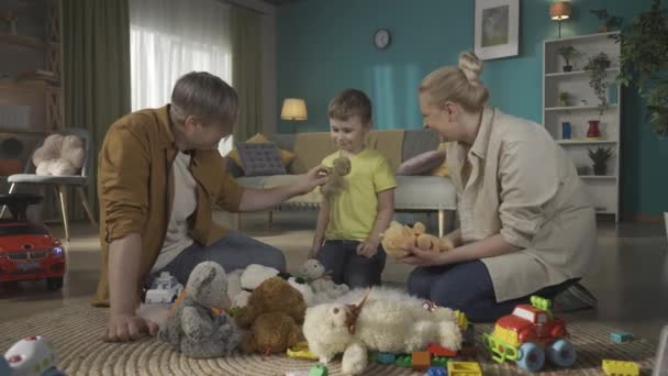 Jonge Volwassen Ouders Kind Samen Tijd Doorbrengen Mam Pap Kind — Stockvideo