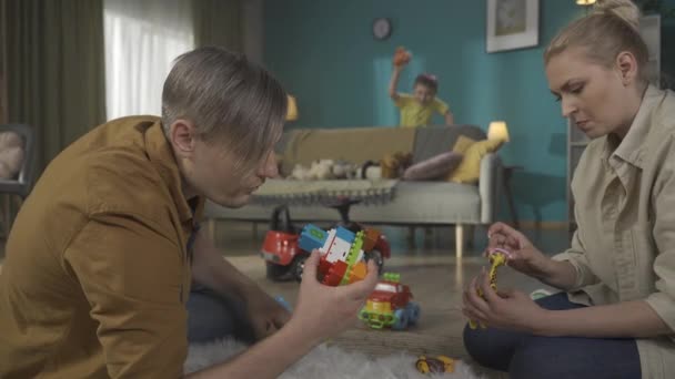 Jonge Volwassen Mama Papa Zitten Vloer Spelen Met Verschillende Kinderspeelgoed — Stockvideo