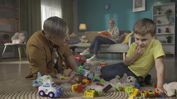 Familia Disfrutando Del Tiempo Libre Habitación Mamá Está Sentada Sofá — Vídeos de Stock