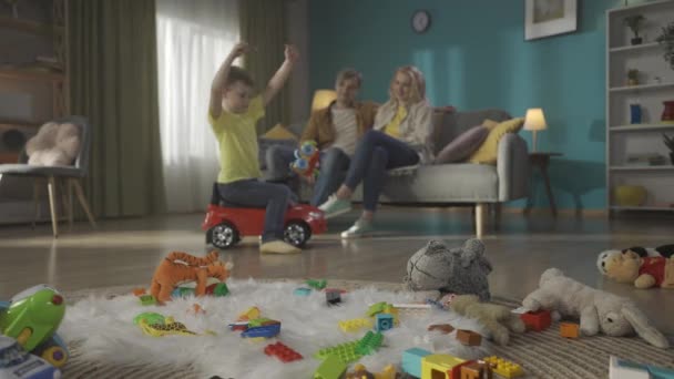 Maman Papa Assis Sur Canapé Enfant Est Côté Eux Sur — Video