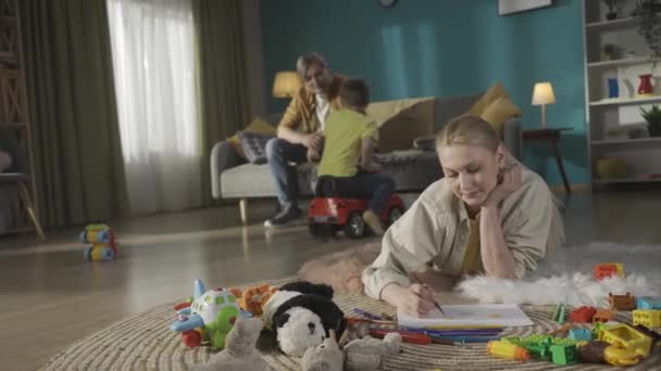 Scena Famiglia Salotto Papà Seduto Sul Divano Parla Con Suo — Video Stock