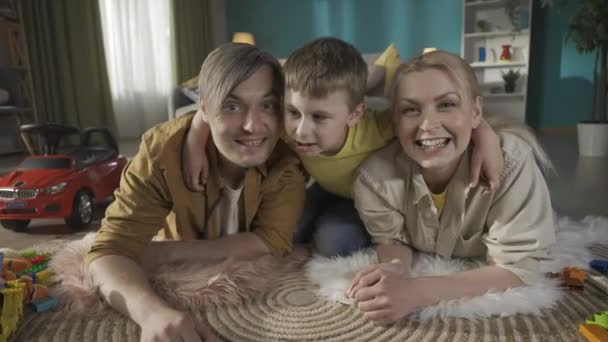 Een Close Foto Van Jonge Ouders Kind Thuis Gelukkige Familie — Stockvideo