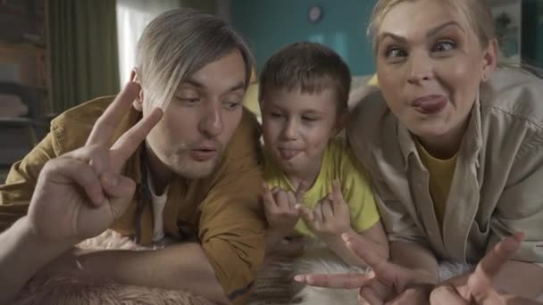 Närbild Lycklig Mamma Pappa Och Barn Vardagsrummet Lycklig Familj Ligger — Stockvideo
