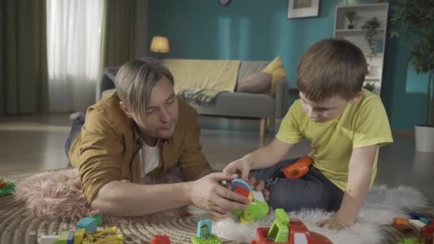 Yetişkin Bir Baba Çocuğunun Oturma Odasında Yerde Yatarken Çekilmiş Yakın — Stok video
