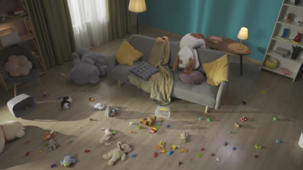 Dospělá Máma Přijde Obýváku Šokovaná Překvapená Podívá Mnoho Hraček Roztroušených — Stock video