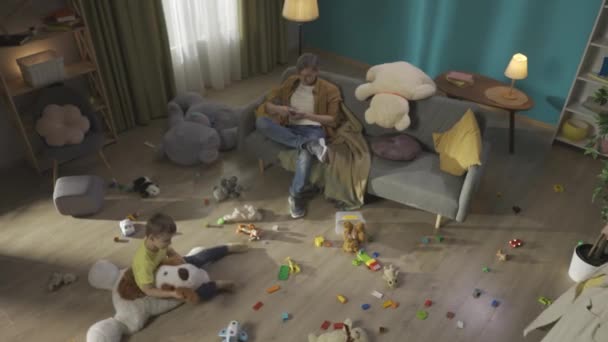 Jeune Papa Adulte Est Assis Sur Canapé Avec Smartphone Lecture — Video