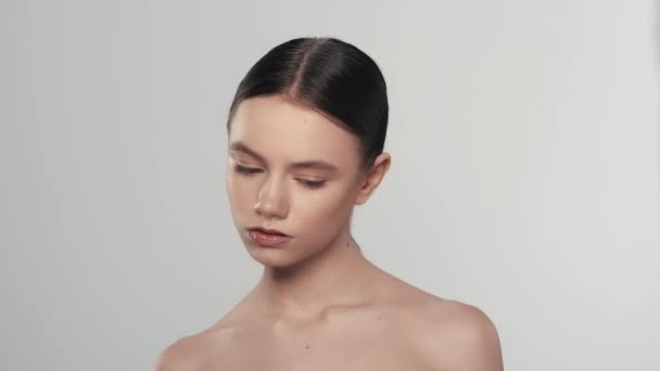 Retrato Jovem Modelo Feminino Bonito Com Pele Perfeita Maquiagem Natural — Vídeo de Stock
