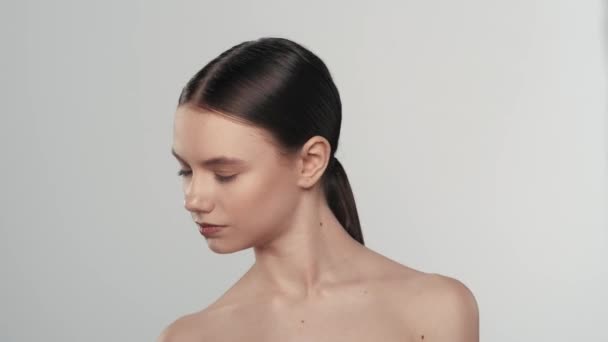 Retrato Hermoso Modelo Femenino Con Piel Perfecta Maquillaje Natural Primer — Vídeos de Stock