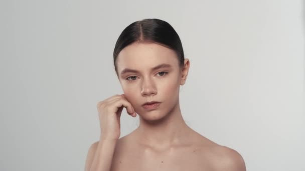 Retrato Modelo Feminino Caucasiano Atraente Close Tiro Uma Mulher Bonita — Vídeo de Stock