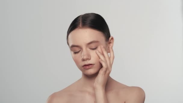 Porträtt Vacker Kaukasisk Brunett Modell Närbild Kvinna Som Tittar Kameran — Stockvideo