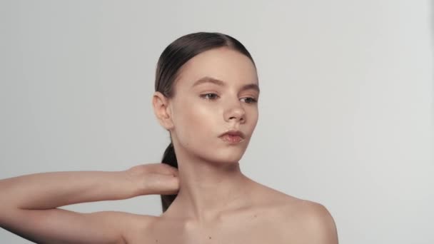 Retrato Hermosa Modelo Morena Caucásica Estudio Cerca Plano Una Mujer — Vídeo de stock