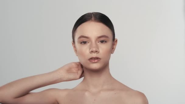 Porträtt Ung Brunett Kvinnlig Modell Studio Närbild Kvinna Som Rör — Stockvideo