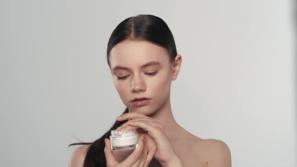 Porträt Eines Jungen Brünetten Models Mit Einem Kosmetikprodukt Sie Hält — Stockvideo