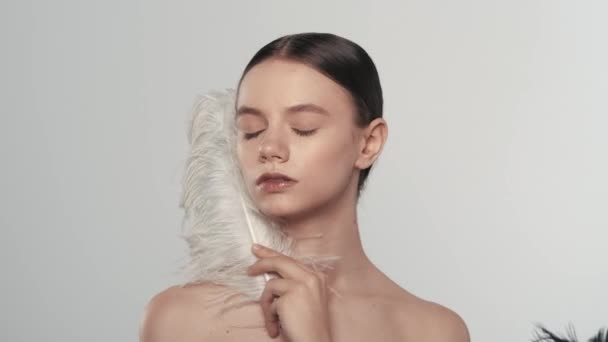 Porträtt Vacker Ung Kvinna Närbild Bild Modell Som Håller Och — Stockvideo