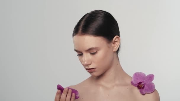 Porträtt Elegant Brunett Kvinnliga Modell Närbild Kvinna Som Håller Upp — Stockvideo