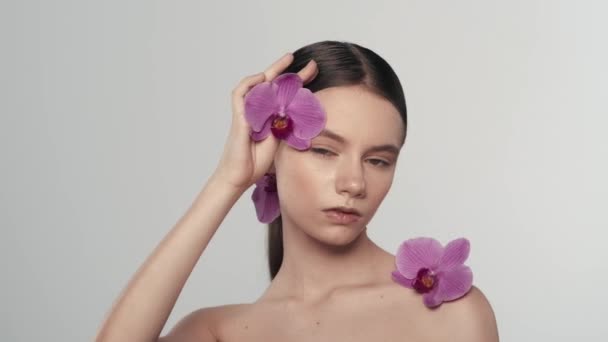 Porträtt Kaukasiska Brunett Kvinnliga Modell Närbild Kvinna Som Tittar Kameran — Stockvideo