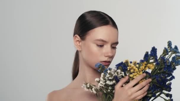 Saf Ciltli Genç Bir Kadın Modelin Portresi Kurumuş Çiçekli Bir — Stok video
