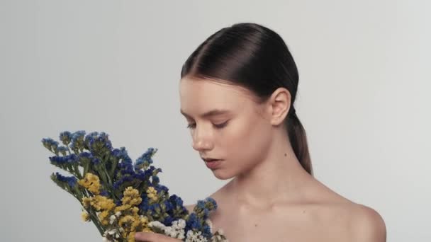 Portrét Mladé Modelky Čistou Pletí Zblízka Záběr Ženy Sušenými Květinami — Stock video