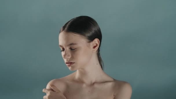 Portrét Krásné Bělošské Modelky Zblízka Záběr Ženy Zavřenýma Očima Jak — Stock video