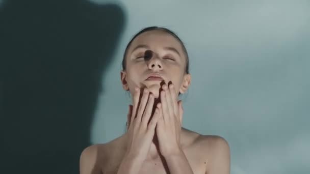 Gyönyörű Modell Portréja Közelkép Egy Csukott Szemű Nőről Aki Megérinti — Stock videók