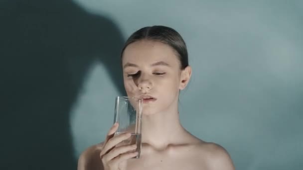Retrato Modelo Feminino Bonito Tiro Perto Uma Mulher Com Vidro — Vídeo de Stock