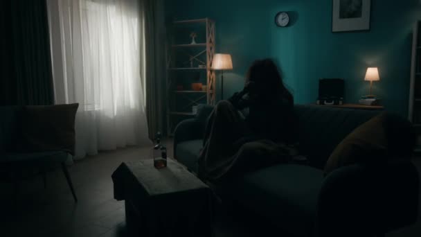 Uma Mulher Devastada Senta Numa Sala Escuro Com Uma Garrafa — Vídeo de Stock