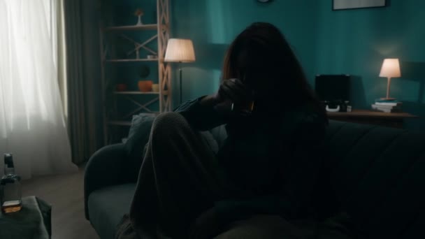 Eine Verwüstete Frau Sitzt Einem Raum Dunkeln Eine Flasche Alkohol — Stockvideo