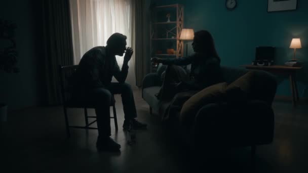 Bir Çift Karanlıkta Bir Odada Oturur Içki Içerler Sorunlarını Birbirlerine — Stok video