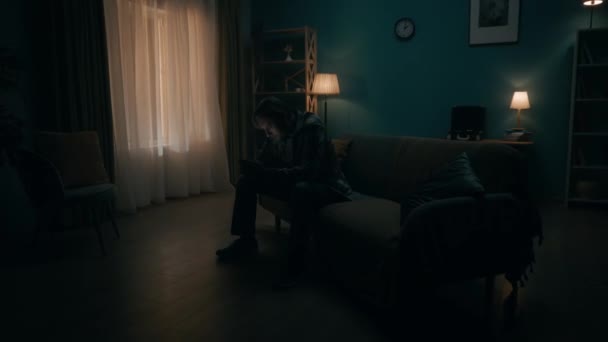스마트 중독과 우울증 남자는 자신의 전화를 소파에 어두운 온라인 카지노를 — 비디오