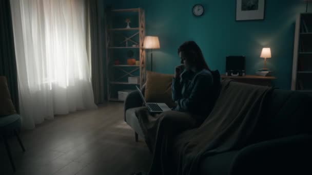 Втомлена Жінка Працює Ноутбуці Навчається Онлайн Сидячи Кімнаті Темряві Інтернет — стокове відео