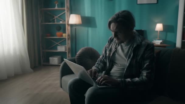 Muž Soustředěně Pracuje Notebooku Studuje Hraje Online Sedí Tmě Místnosti — Stock video