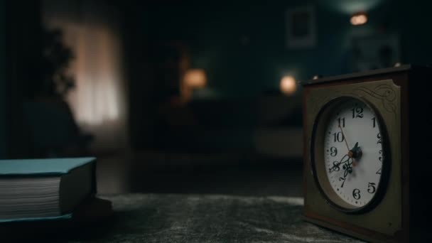 Vintage Uhr Steht Auf Einem Tisch Einem Dunklen Raum Großaufnahme — Stockvideo