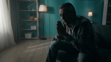 Yıkılmış yalnız bir genç adam karanlıkta bir odada oturuyor. Bunalımlı bir insan bunalıma girer. Endişe ve yalnızlık hisseder. Adam düşünür, bir çözüm bulamaz, kafasını içine saklar.