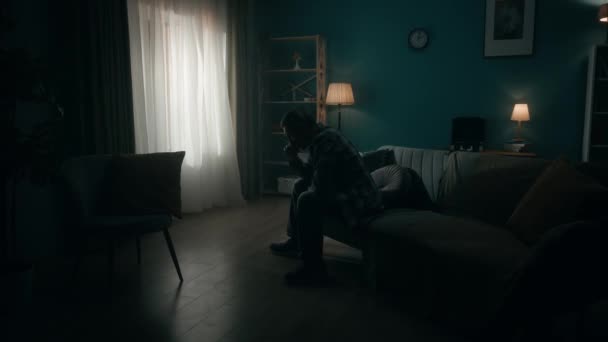 Joven Devastado Sienta Una Habitación Oscuridad Solo Hombre Deprimido Experimenta — Vídeos de Stock