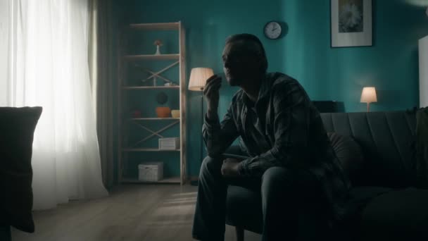 Опустошённый Одинокий Человек Сидит Комнате Темноте Переживая Кризис Человек Думает — стоковое видео