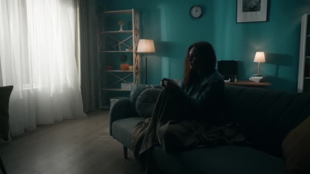Jovencita Solitaria Devastada Sentada Sofá Una Habitación Oscura Una Mujer — Vídeos de Stock