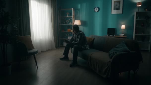 Závislost Chytrém Telefonu Deprese Smutný Muž Sedí Tmavé Místnosti Gauči — Stock video