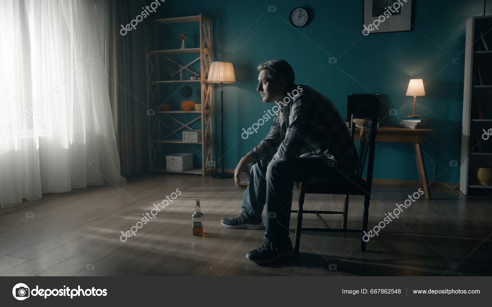 Ένας Άντρας Κάθεται Ένα Σκοτεινό Δωμάτιο Μια Καρέκλα Μπροστά Από —  Φωτογραφία Αρχείου © KinoMasterDnepr #667862548