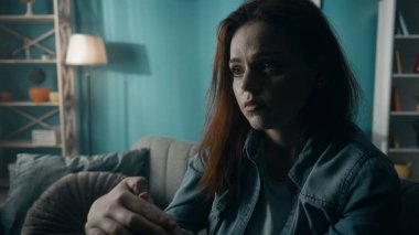 Oturma odasındaki kanepede oturan harap olmuş, yalnız bir kadının portresi. Bir kadın umutsuzca kişisel sorunları düşünür, bir kriz yaşar. Umutsuzluk. Ruh Sağlığı